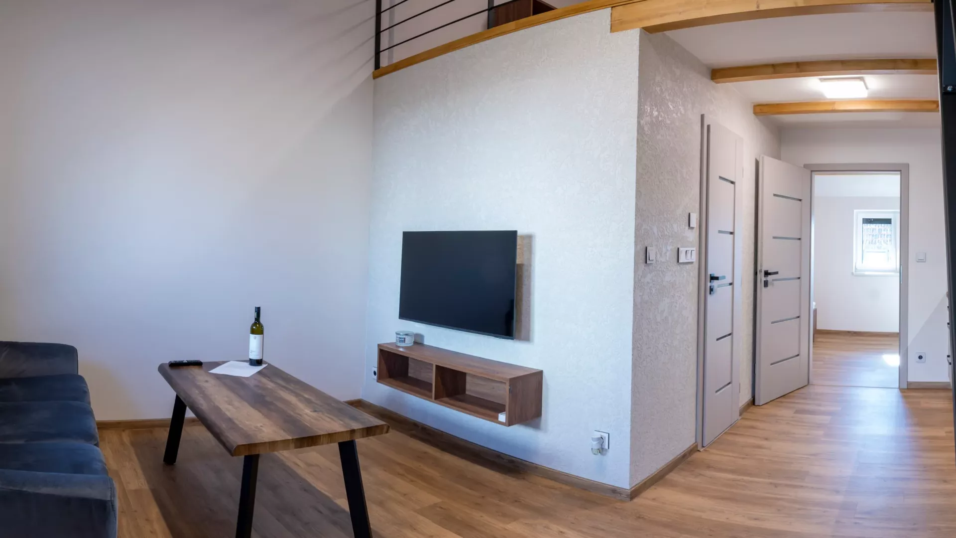 Apartmán Frankovka – obývací část s průhledem do kuchyně