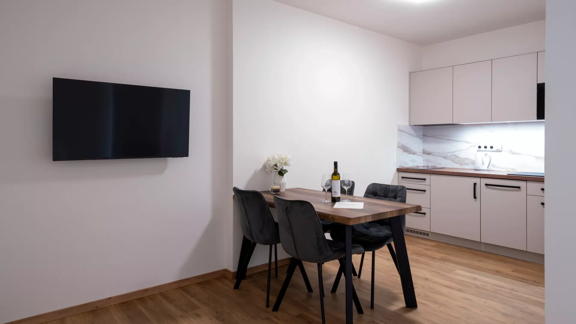 Apartmán Tramín – kuchyně s jídelním koutem