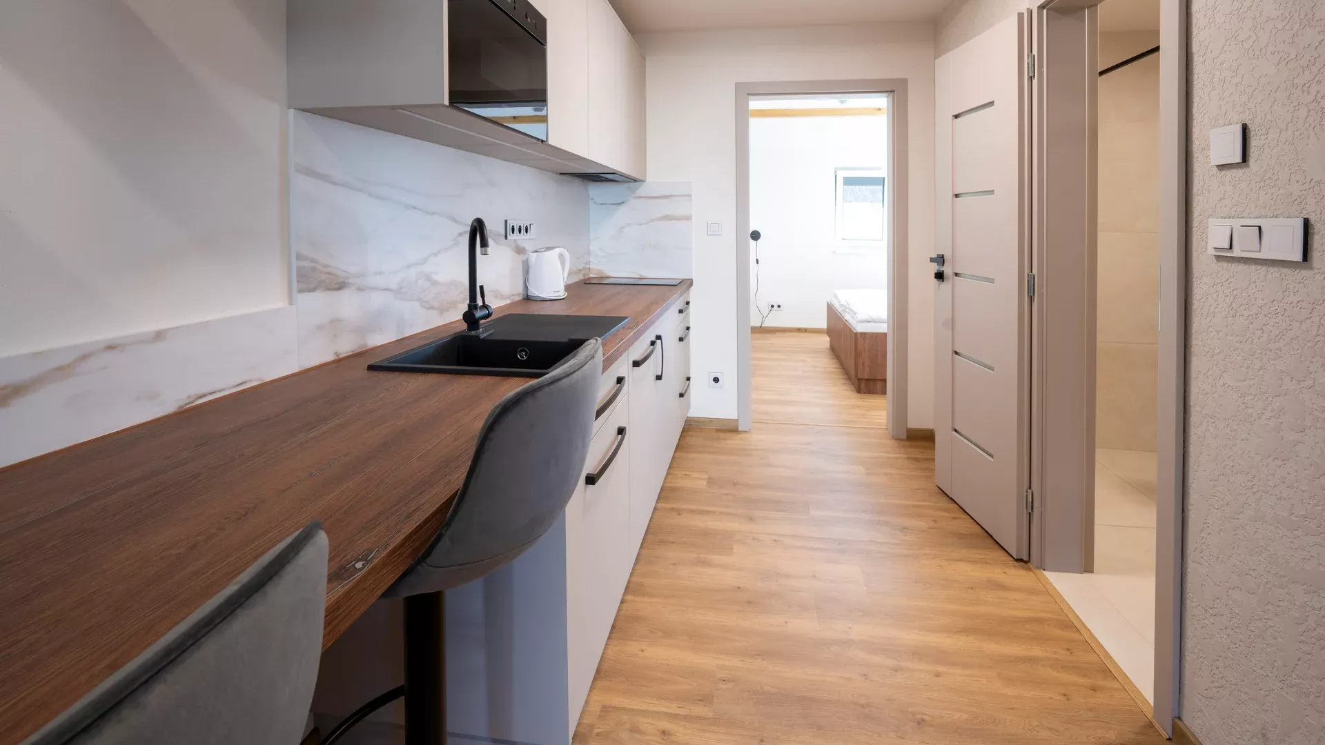 Apartmán André – kuchyně a průhled do ložnice